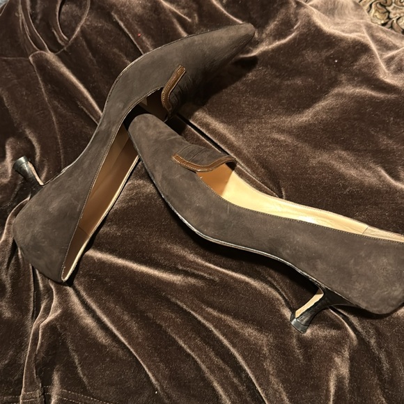 Women’s  Manolo Blahnik Brown Suede Pumps with a Kitten heel. Size 40 EU - Picture 4 of 9